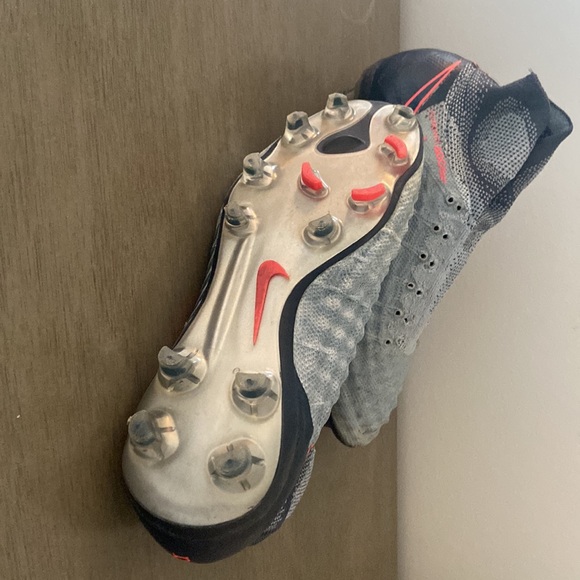 Nike Soccer Cleats - Picture 4 of 4